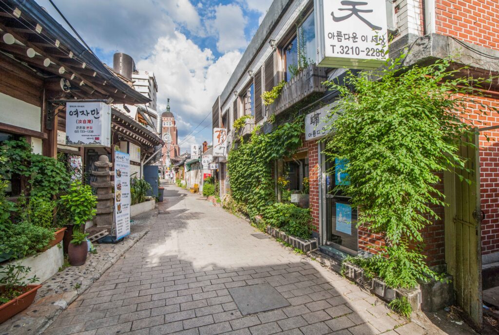 The lively dining district of Insadong 